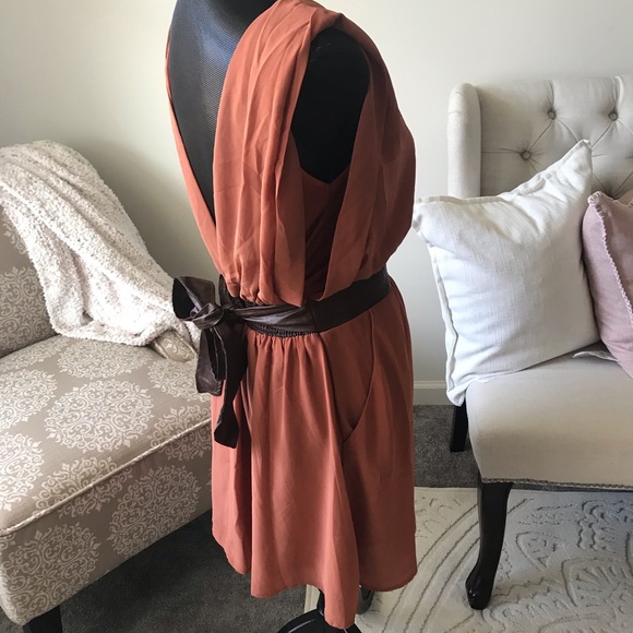 Tie back v neck dress - Picture 8 of 8